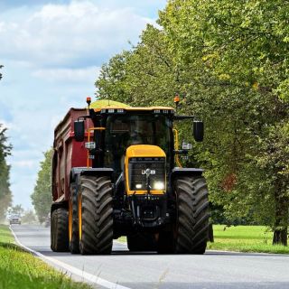 JCB Fastrac 6300 a Krampe BigBody 800