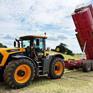 JCB Fastrac 6300 a Krampe BigBody 800