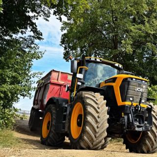JCB Fastrac 6300 a Krampe BigBody 800
