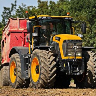 JCB Fastrac 6300 a Krampe BigBody 800