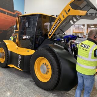 Nejrychlejší traktor na světě JCB FASTRAC