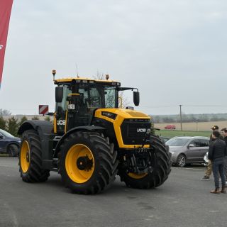 Novinka JCB Fastrac 6000