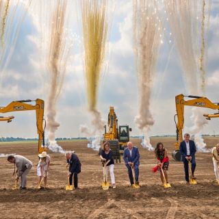 Slavnostní zahájení stavby nového závodu JCB v San Antoniu v červnu 2024