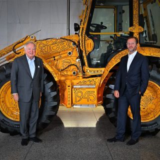 Výroční 4CX připomněl v roce 2025 osmdesát let značky a milion vyrobených rýpadlo-nakladačů