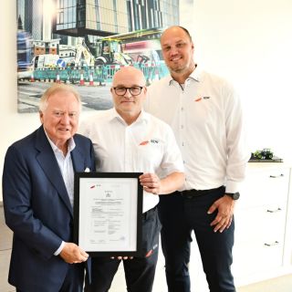 Lord Bamford obdržel oficiální certifikaci od úředníků RDW André van de Vissera a Marca Feijena, která umožňuje prodej vodíkových spalovacích motorů v Nizozemsku