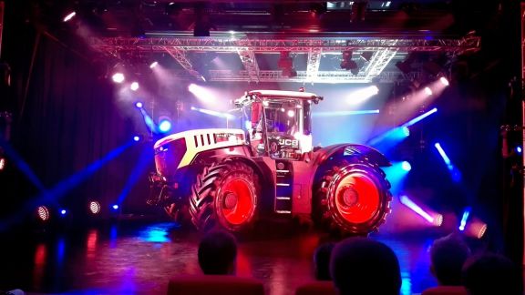 Nová éra traktorů Fastrac - další milník v historii společnosti JCB