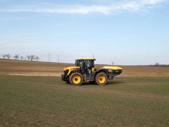 Předvádění žlutých traktorů začíná