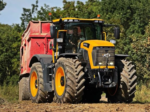 JCB Fastrac 6300 a Krampe BigBody 800