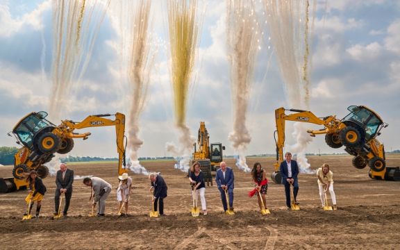 Slavnostní zahájení stavby nového závodu JCB v San Antoniu v červnu 2024