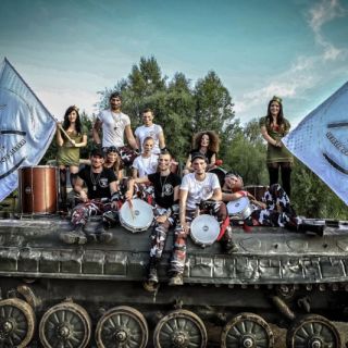 Tokhi & the Groove Army - korporátní bubnování nejen na váš teambuilding - „Bubny do škol“ – tzv. DrumCircle s Tokhim