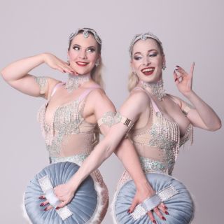 Burleska & showgirl Linde Von Schwärze - Double burlesque show Pearl Girls