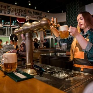 Proměňte firemní večírek v nezapomenutelný zážitek s Pilsner Urquell Experience v Praze