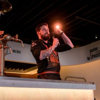 Proměňte firemní večírek v nezapomenutelný zážitek s Pilsner Urquell Experience v Praze