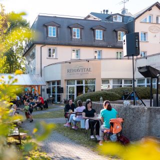 Hotel REHAVITAL - Velká společenská místnost a zahrada