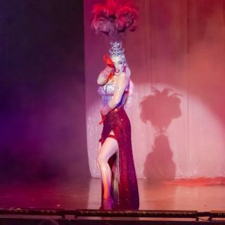 Burleska & showgirl Linde Von Schwärze - Burleskní show Divine Burlesque