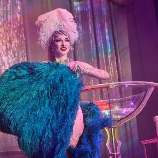 Burleska & showgirl Linde Von Schwärze - Burlesque show Linde Von Schwärze s obří sklenicí na šampaňské
