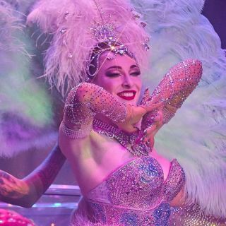 Burleska & showgirl Linde Von Schwärze - Burlesque show Linde Von Schwärze s obří sklenicí na šampaňské