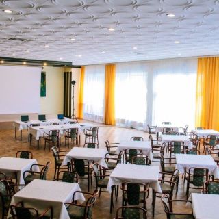 Léčebné Lázně Jáchymov - Velký sál v Hotelu Běhounek