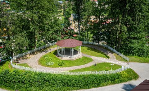 Altán u kolonády v Janských Lázních