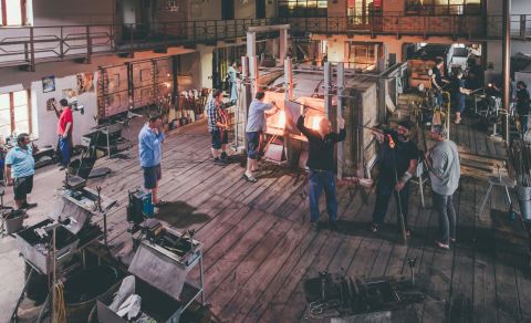 Prohlídky s průvodcem ve sklárně