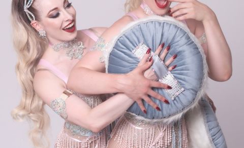 Double burlesque show Pearl Girls
