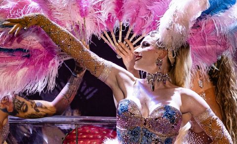 Burlesque show Linde Von Schwärze s obří sklenicí na šampaňské