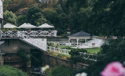 Romantický ostrov s party stanem