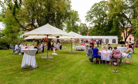Zámecký park s party stanem