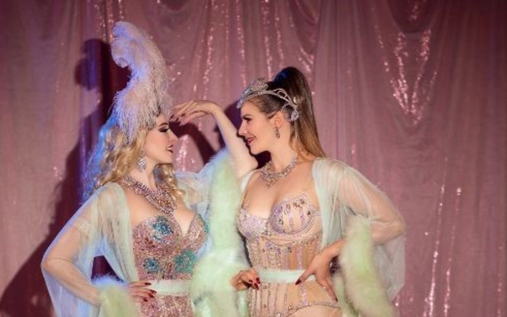 Burleska & showgirl Linde Von Schwärze - Double burlesque show Pearl Girls