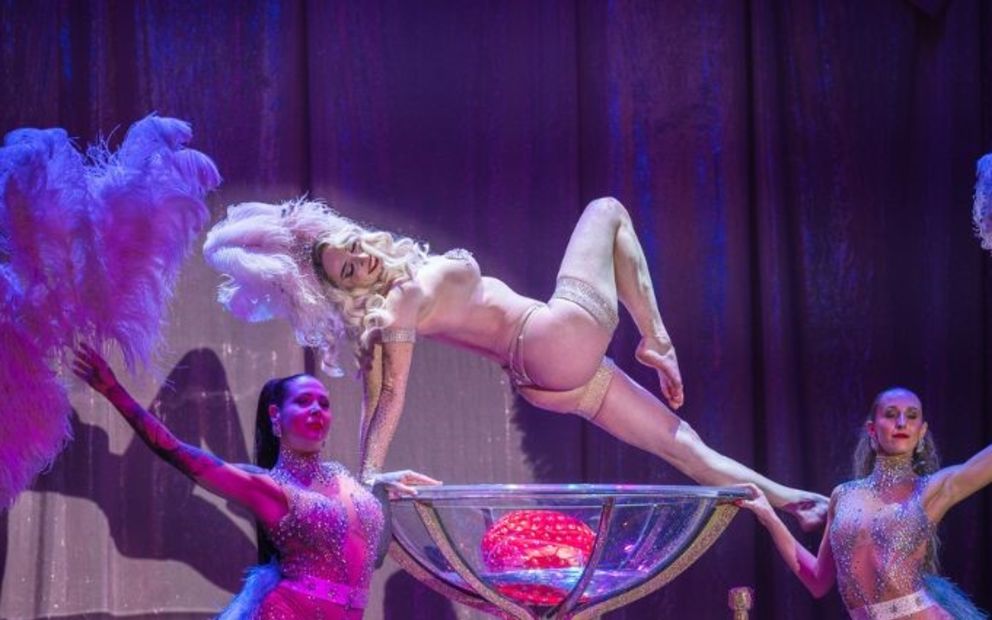 Burleska & showgirl Linde Von Schwärze - Burlesque show Linde Von Schwärze s obří sklenicí na šampaňské