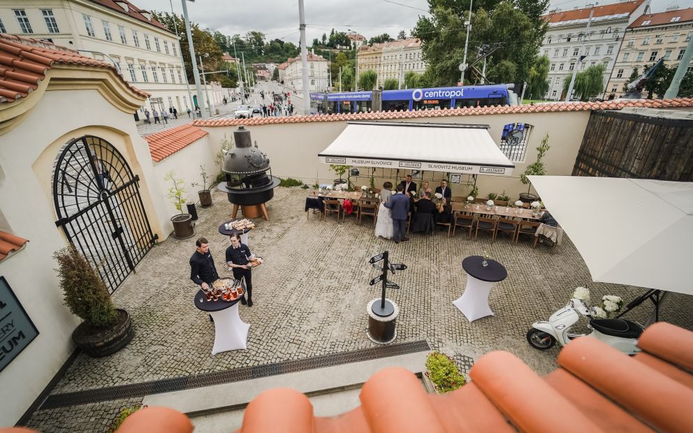 Muzeum slivovice R. JELÍNEK - Venkovní posezení