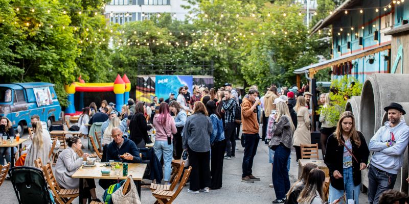 Radlická kulturní sportovna - Přední zahrada a pláž