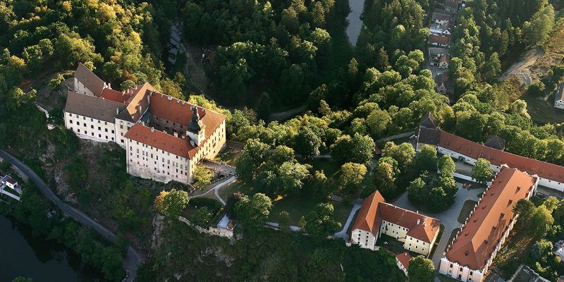Resort Panství Bechyně - Zámecký park s party stanem