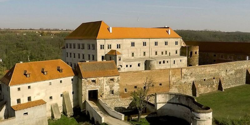 Hrad a Zámek Dolní Kounice u Brna