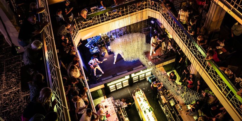 Hard Rock Cafe Praha - 1.patro Lounge + 1.patro Atrium