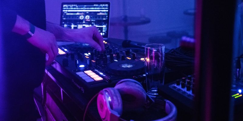 NEO music bar & shisha lounge