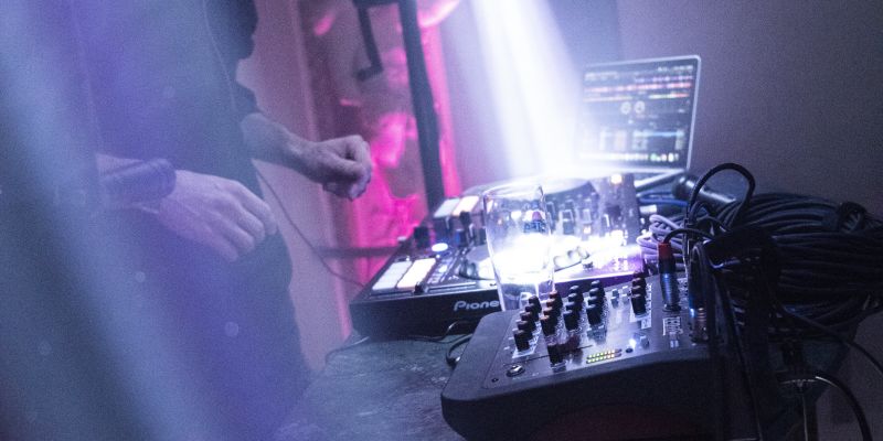 NEO music bar & shisha lounge