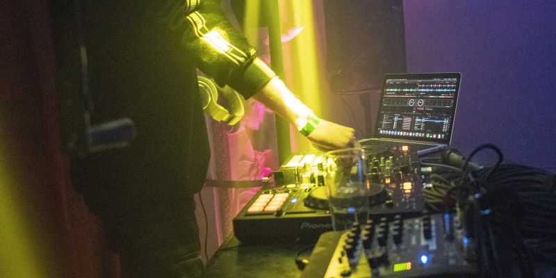 NEO music bar & shisha lounge