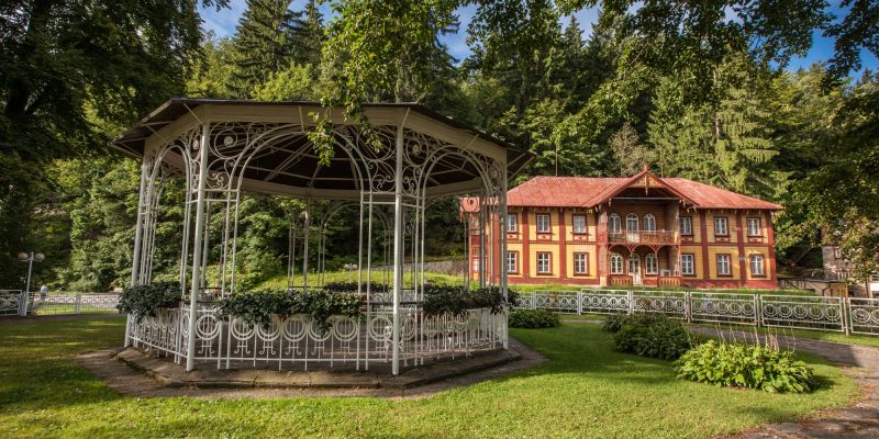 Státní léčebné lázně Janské Lázně - Altán u kolonády v Janských Lázních