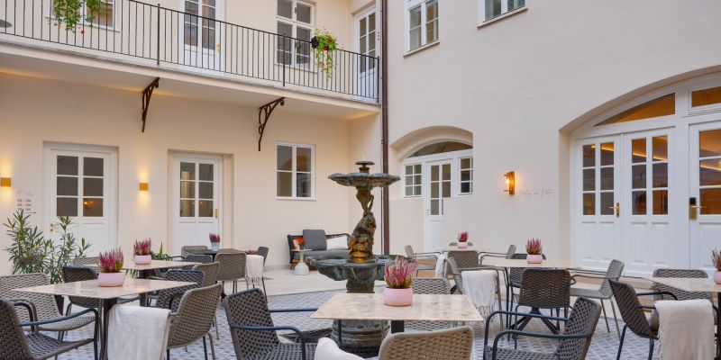 Hotel BOOKQUET / Jan Hotels - Nádvoří s fontánou & zahrada