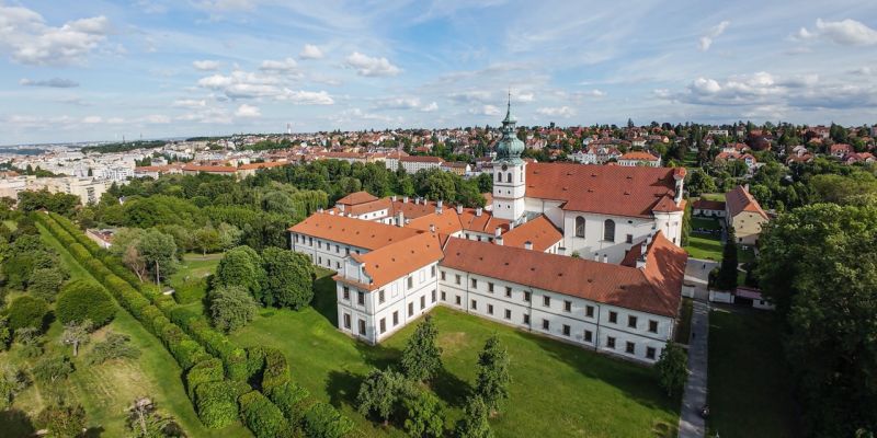 Vánoční a novoroční večírky 2025: trend, prestiž i investice do firemní kultury