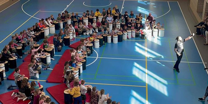 Tokhi & the Groove Army - Bubny do škol