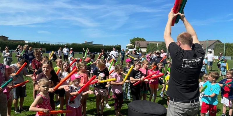 Tokhi & the Groove Army - Bubny do škol