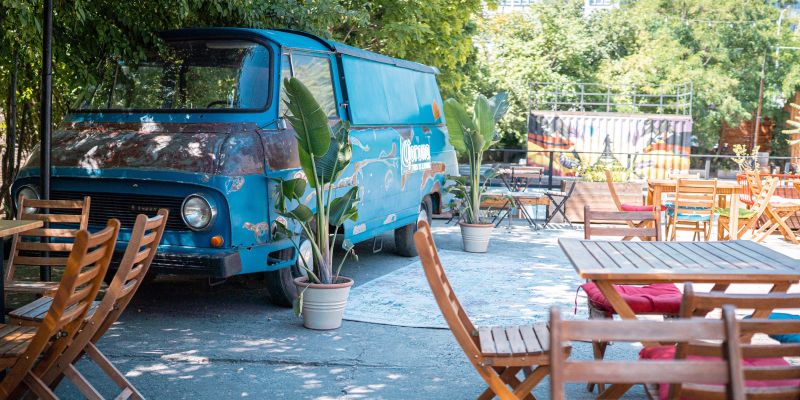 Radlická kulturní sportovna - Přední zahrada a pláž