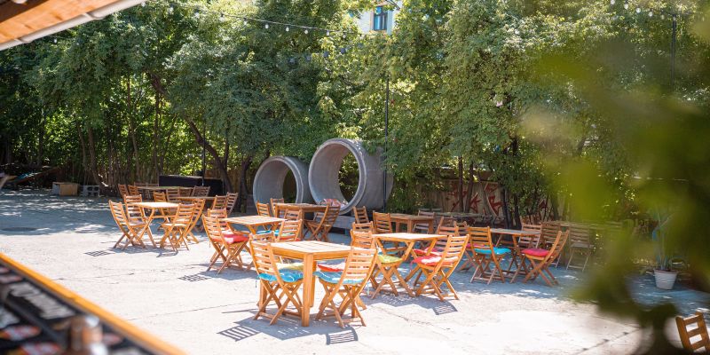 Radlická kulturní sportovna - Přední zahrada a pláž