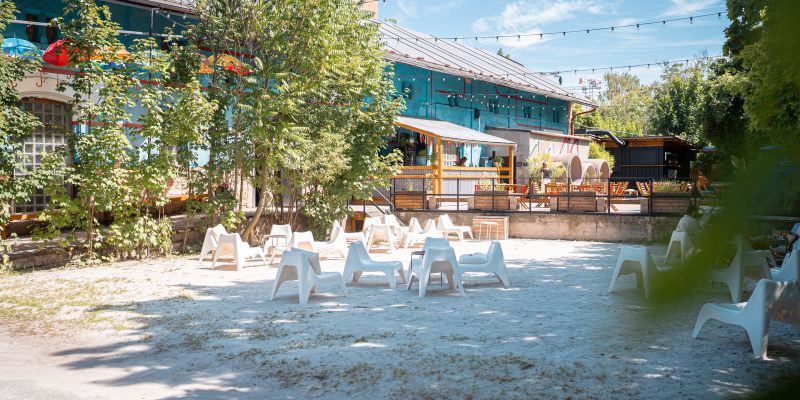 Radlická kulturní sportovna - Přední zahrada a pláž