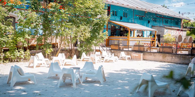 Radlická kulturní sportovna - Přední zahrada a pláž