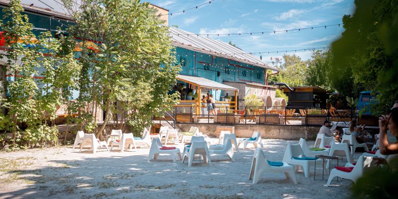 Radlická kulturní sportovna - Přední zahrada a pláž