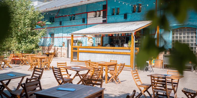 Radlická kulturní sportovna - Přední zahrada a pláž