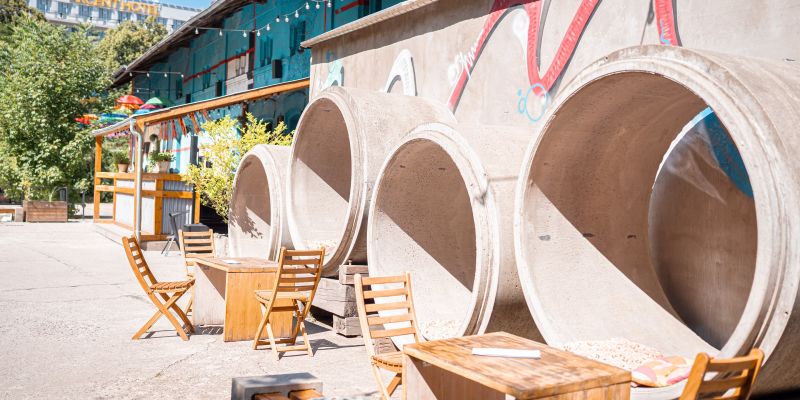 Radlická kulturní sportovna - Přední zahrada a pláž